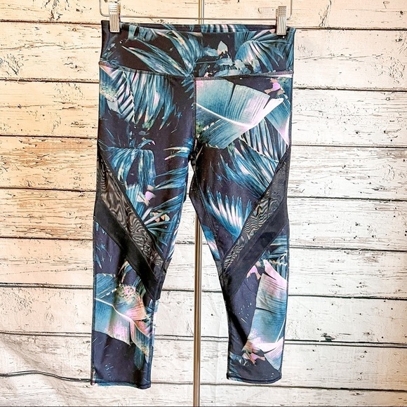 Fabletics Mid Rise Powerhold Capri tropical palm print - Picture 1 of 3